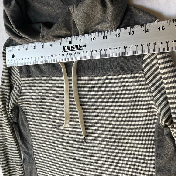 Eddie Bauer Women’s Long Sleeve Turtleneck Stripes Sweatshirt size S, Gray White - Picture 2 of 7